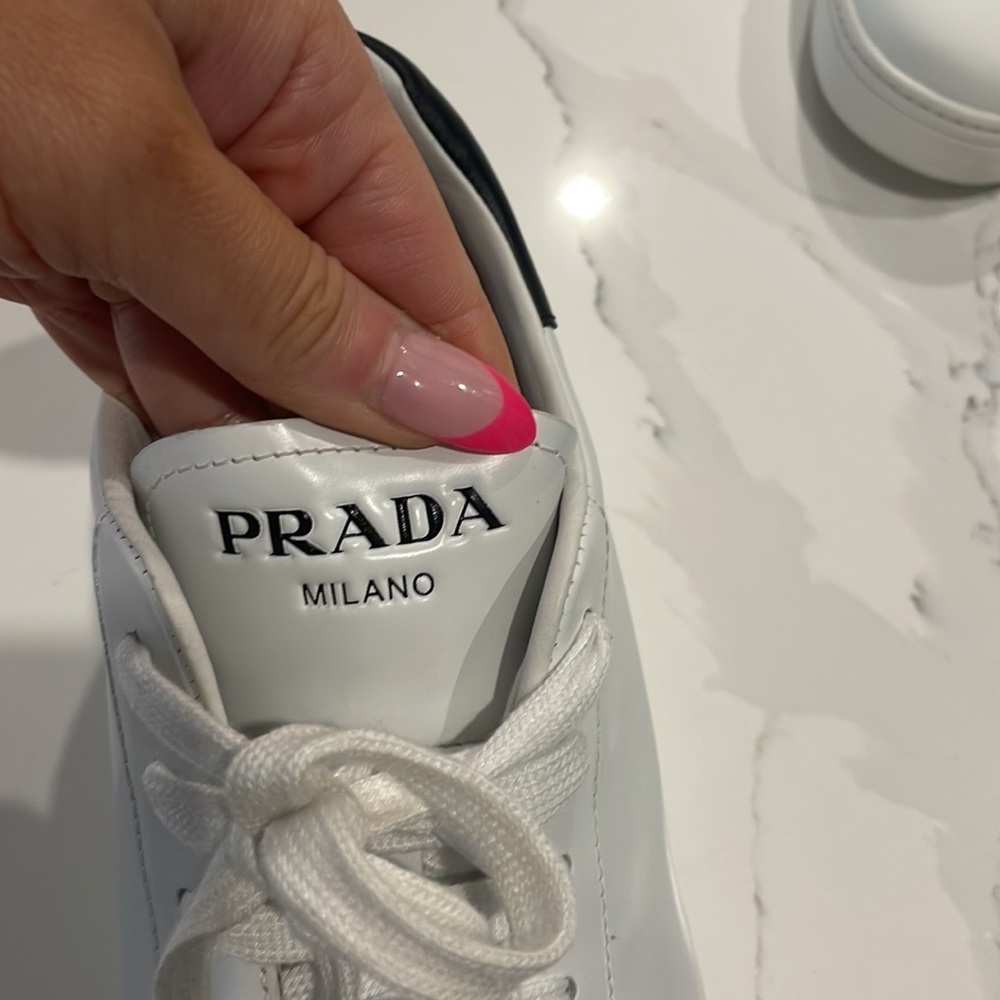 Authentic product, running shoes in white